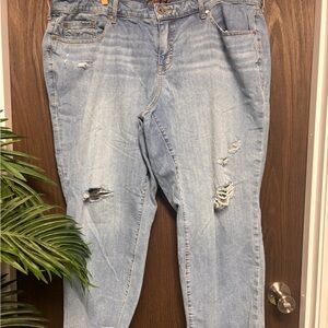 Torrid Crop Boyfriend Jeans Size Light Wash Distressed Raw Hem Vintage Stretch